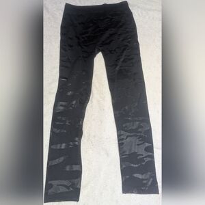 Muk Luks Black Camo Textured Leggings – Size M/L – Stretchy & Soft